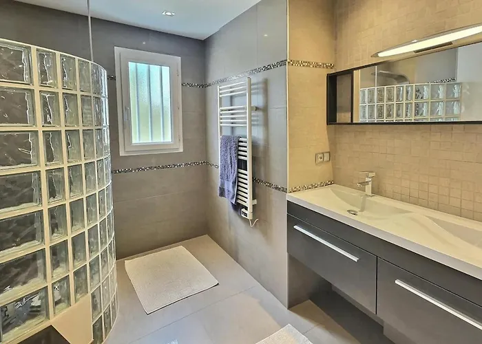 Maison 4 Piscine Et Jacuzzi Villa *